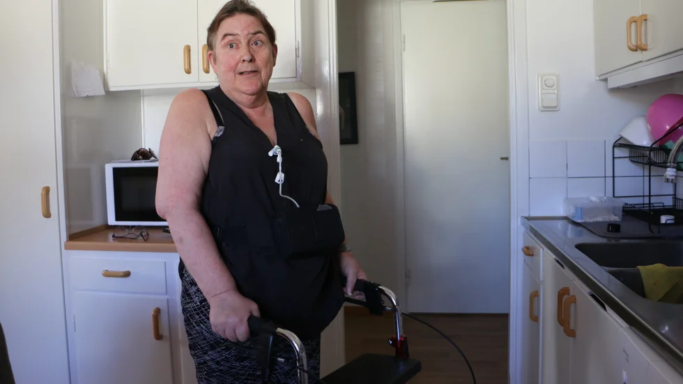 Marita Larsson kan ta sig runt med rollator, men är begränsad i vad hon kan göra då. "Jag älskar att baka, men det kan jag inte göra längre", säger hon.