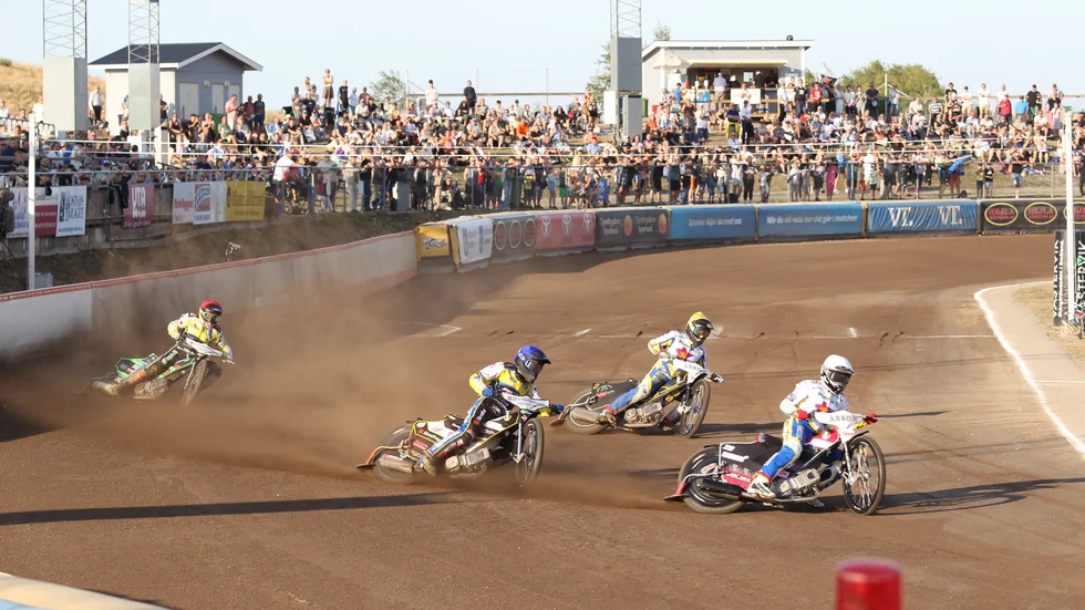 Derbyt mellan Västervik och Dackarna blev en riktig publikfest. 3 733 personer hade tagit sig till Hejla Arena denna soliga kväll.