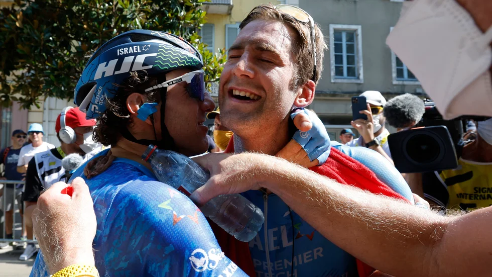 Hugo Houle, till höger, vann den 16:e etappen av Tour de France.