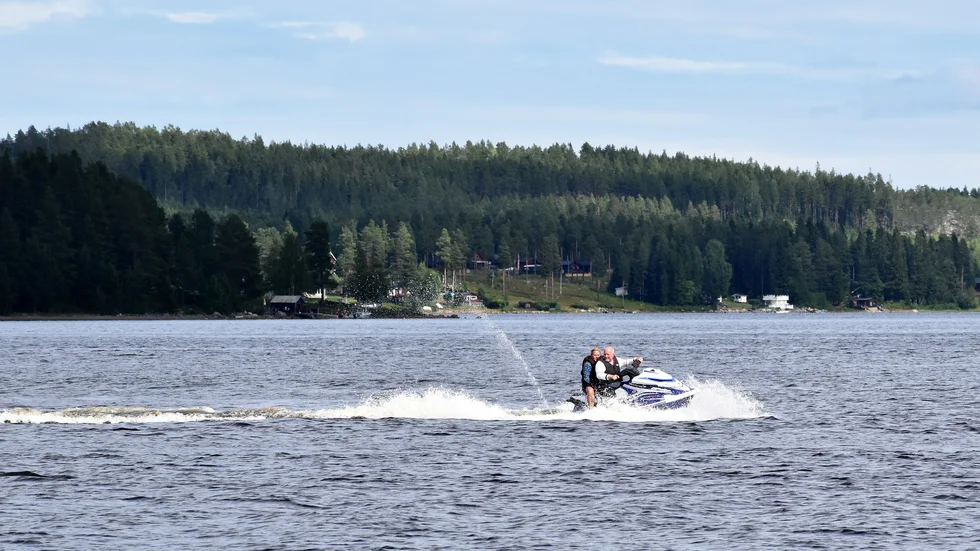 I Kåge hamn finns en av de allmänna farleder som man enligt vattenskoterförordningen har rätt att köra på.