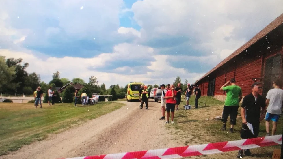 Ambulans på plats för att hämta den skadade föraren.