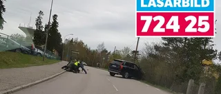 Hon stod öga mot öga med halvnaken man – sekunder senare brottas han ner av flera poliser