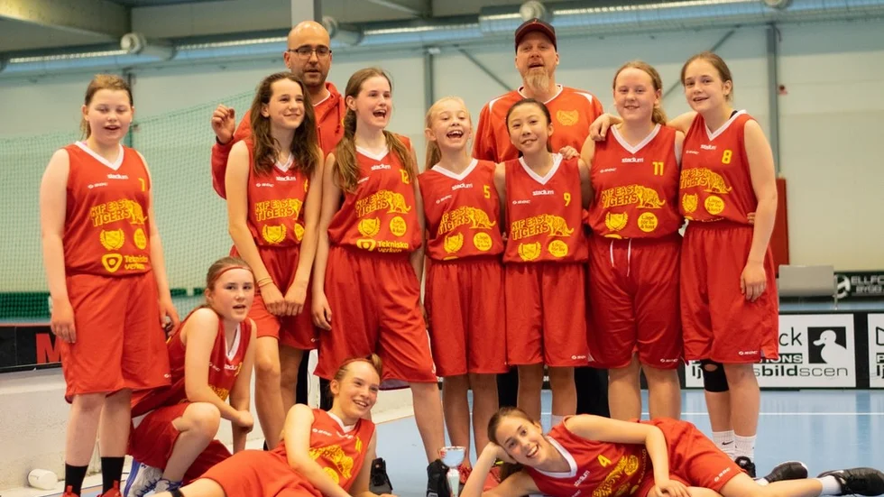 Det segrande KIF-laget flickor födda 2007. I bakre raden ledarna Milos Smitran och Tommy Björkroth, Från vänster: Amanda Björkroth, Maja Edlund, Hilma Edlund, Agnes Lind, Evelina Nilsson, Cecilia Nguyen, Saga Tegebjer, Filippa Marton, Liggande: Alma Johansson, Tina Smitran