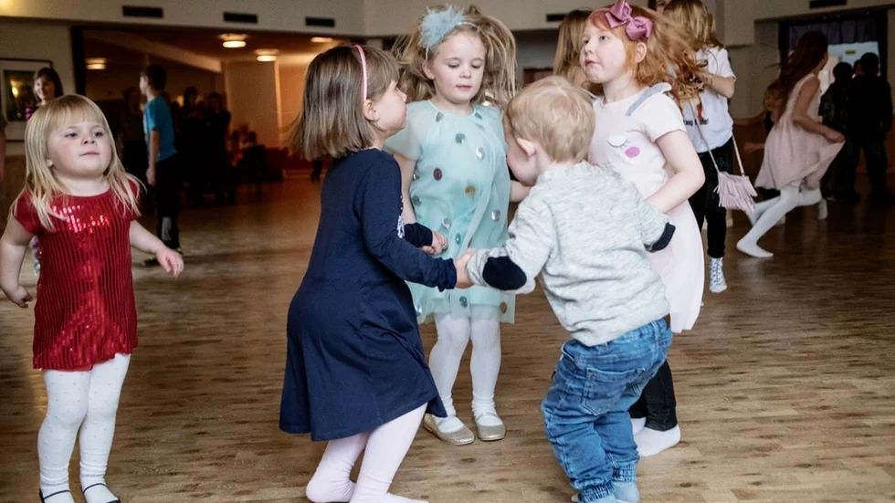 Lova Lindström, Emya Svensson, Malou Lindström, Ebbe Berg och Meja Berg använde sig av hela dansgolvet och dansade intensivt under discots inledning.