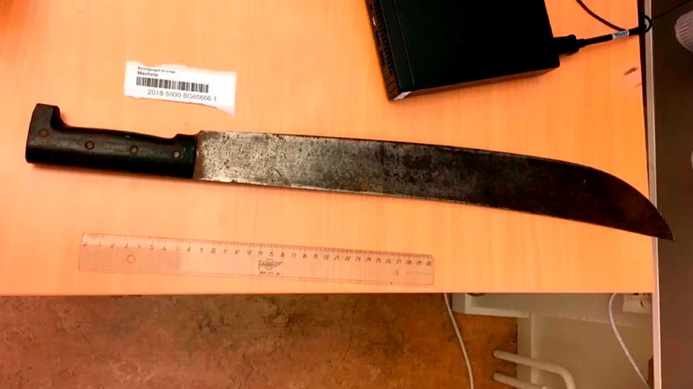 Polisen tog en machete i beslag i samband med att den misstänkte mannen greps.