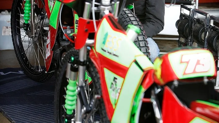 Med hopp om många fler elitserieheat än de sex han åkt hittills skrev Alexander Woentin på för Smederna. Om knappt en vecka är det premiär och 17-åringen från Småland verkade förväntansfull när han gästade sin nya hemmabana på tisdagen.