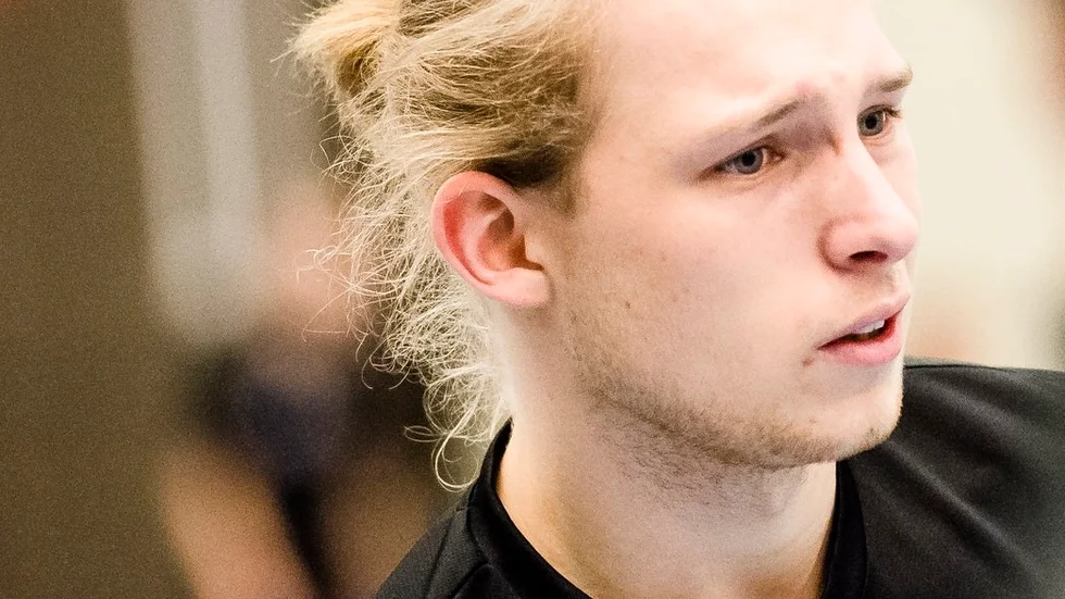 Adam Zetterström vrider sig i plågor och tar sig för axeln. Nu väntar rehabträning för spelaren.