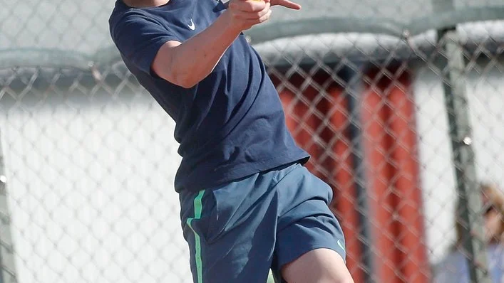 Emil Egelstad drar till med en toppad forehand i en av matcherna på lördagsmorgonen.