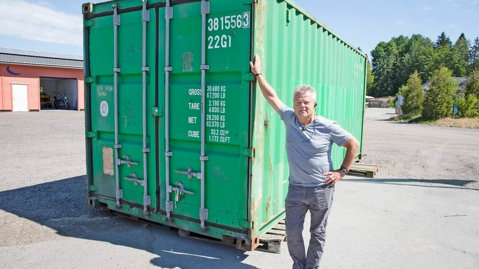 Blir alla papper klara kommer containern med bohaget att sändas ned till Filippinerna.