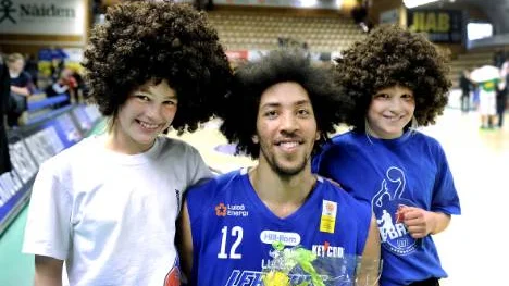 Stjärnan och fansen. Tyskamerikanen Urule Igbavboa njuter efter segern mot Södertälje med LF Basket-fansen                                    Emma och Sanna Ström som följt NSD:s uppmaning.