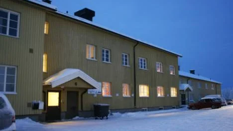 Före detta kaserner byggs om till 25 lägenheter på Jägarskolan Kiruna. I ett senare skede kan det bli så många som 250 bostäder på området.FOTO: HANS STERNLUND