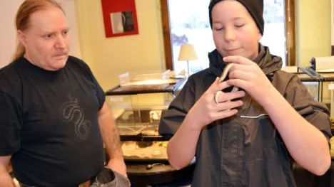 Danne Andersson tycker att  Martin Pettersson, 13, gott kan hålla sig till små ormar i stället för boaormar. "Större ormar tar mer plats och sedan om ägaren tröttnar är de svårare att göra sig av med."FOTO: Lena Leffler