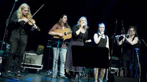 Gruppen Ve & Fasa är egentligen två band som ibland bildar ett, som här under festivalen Midvinterfolk.
