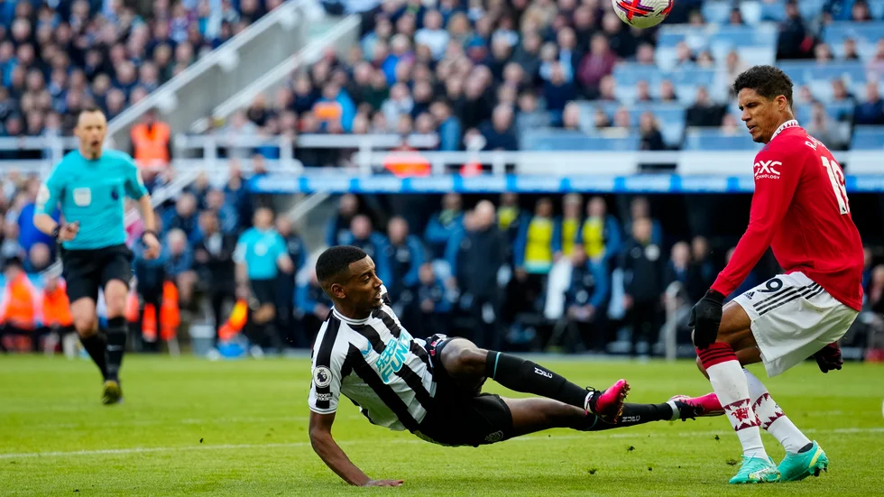Manchester Uniteds Raphael Varane, till höger, försöker blockera ett skott från Newcastles Alexander Isak.
