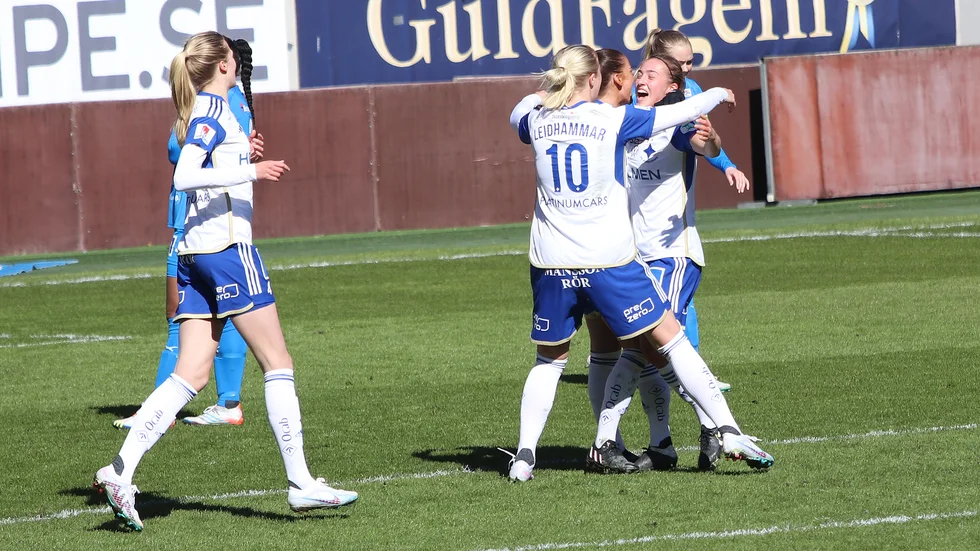 Vilma Koivisto kramas om efter sitt fantastiska mål.