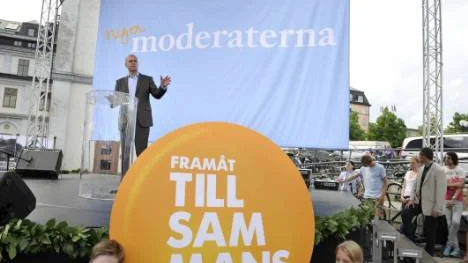 Moderaternas valaffischer har parollen "Framåt tillsammans". Men varför driver partiet då en politik som går åt precis motsatt håll?