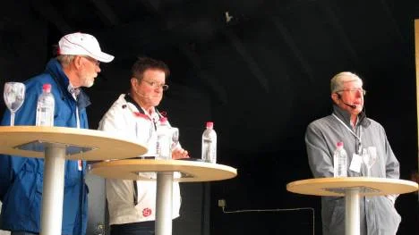 Hyresgästerna i Malmberget kräver svar av sina lokalpolitiker. Närmast syns Stig Eriksson (V), Tommy Nyström (S), kommunalråd och Sten Fors, ombudsman, Hyresgästföreningen.FOTO: John Filipsson