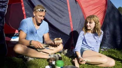 "Det har varit jättekul att bo här. Jag gillar att tälta och badar minst fem gånger om dagen", säger Bella Lagrange, 13. Hon följer sin systers tävlingar. Kristian Wilde laddar för Junior- och U-23 EM i Ryssland om två veckor.FOTO: Pär Bäckström