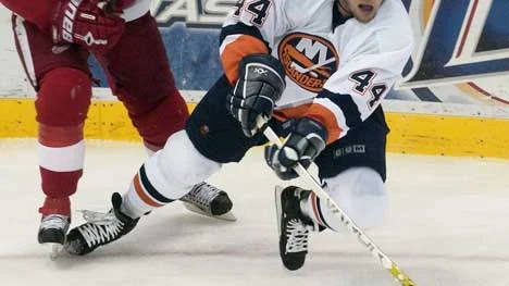New York Islanders' Janne Niinimaa (44), of Finland, reaches for a loose puck while being shadowed by Detroit Red Wings defender Tomas Holmstrom (96), of Sweden, during the third period on Sunday evening, Dec. 4, 2005 in Detroit. The Islanders won 2-1. (AP Photo/Jerry S. Mendoza)  COPYRIGHT SCANPIX SWEDEN Code: 436