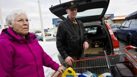Majlis och Hans Flodström passade på att handla inför påsken redan på tisdagseftermiddagen. FOTO: Jonas Lindsköld