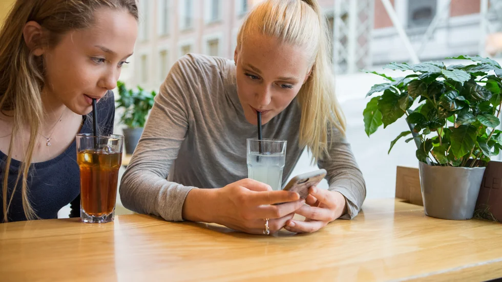 Är dejt-stalking något man gör ensam eller ihop med tjejkompisar?