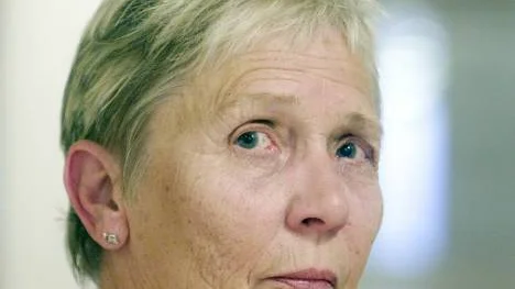 "Det är svårt att inte se. På affären går det inte att se priser och datum", säger Siv Bergh. Nu får hon behandling på ögonkliniken vid Sunderby sjukhus. FOTO: Göran Ström