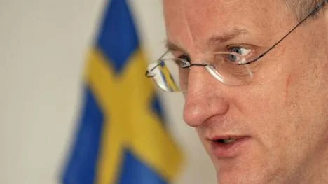 Carl Bildt (M) var tidigare styrelseledamot i Lundin Oil, som nu granskas av svensk åklagare för folkrättsbrott. NSD-krönikören Peter Swedenmark är förvånad över att inte fler borgerliga debattörer reagerar.  "Om en socialdemokratisk minister suttit i styrelsen för ett Folkets hus som hyrt ut lokaler till Lundin Oil är jag övertygad om att magistrala borgerliga tidningar skulle krävt ministerns avgång",tror Peter Swedenmark i sin helgkrönika.