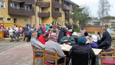 I onsdags hölls det grillparty på Äldreboendet Enen i Gällivare. Nästan samtliga boende i huset ställde upp på festen.FOTO: John Filipsson