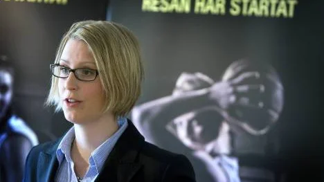Anna Jonsson söker en lösning hos sponsorerna.