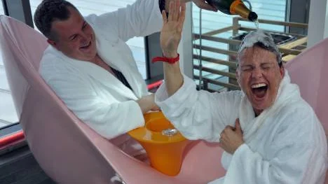 J-P Pozzi och Monica Karlsson, lyckönskning till spa-chefen! FOTO: Lotta Nilsson