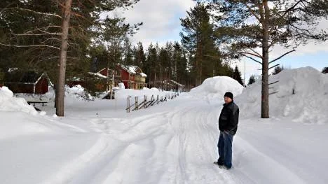 Fredrik Oskarsson visar på utfarten till grönområde som miljö- och byggnämnden vägrar ge avkall på.FOTO: Maria Ödalen