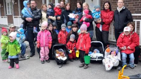 Föräldrar vid Lilla Miraklets förskola i Kalix protesterar mot de nya bidragsreglerna som kan innebära slutet för förskolan.FOTO: Lotta Nilsson