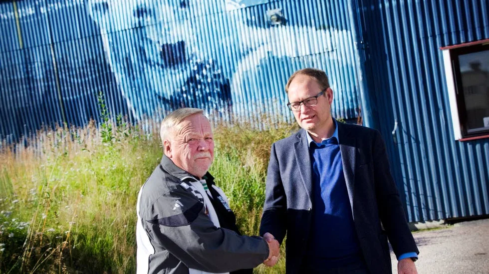 AVTAL. Nu är köpet av ishallen klart, och MAIF:s ordförande Kjell Ragnestam skakar här hand med Dan Johansson, chef för samhällsomvandlingen i Malmberget.
