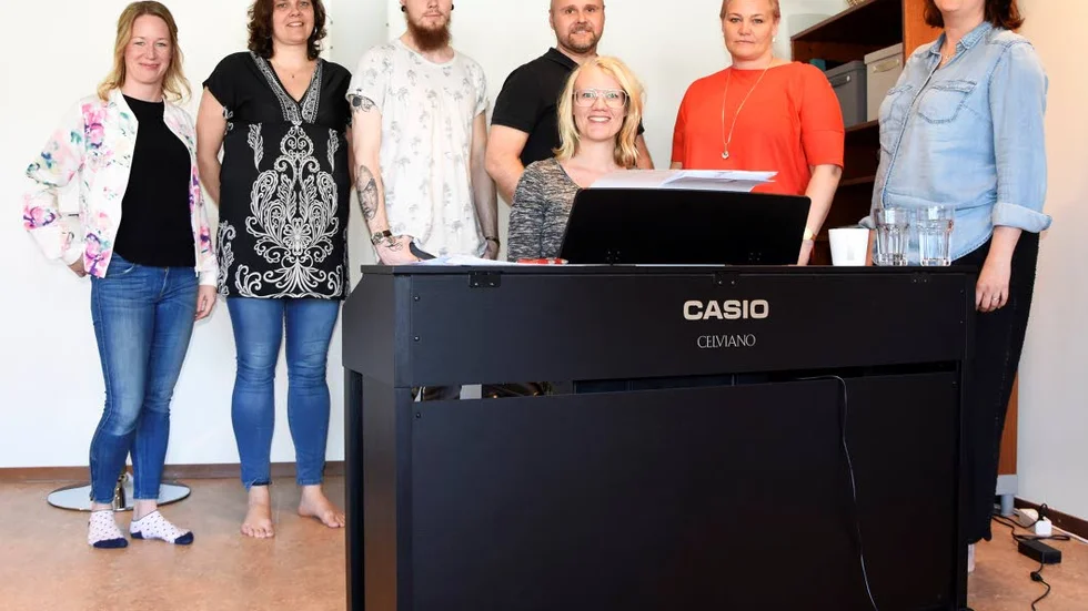 HÖLL KLASSEN. Deltagarna i Masterclass sång var från vänster Maria Persson, Åsa Trankell, Arvid Carlsson, Mikael Forsell, Jonna Barsk och Zara Custemo. I förgrunden Elin Grunditz.