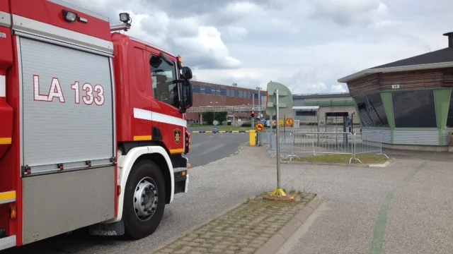 NSD:s reporter var på plats utanför grindarna till fabriken.