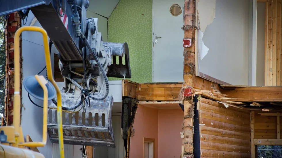Bild från i höstas, då hus som köpts upp av Boliden började rivas.