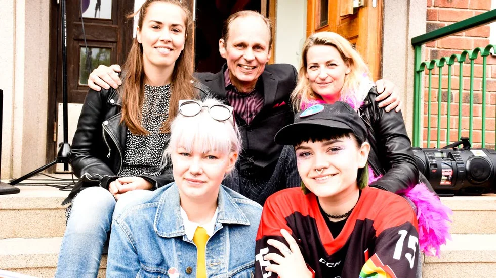 Från vänster. Anne Kirstine Winkler, Mikael Niemi och Ida Gard. Längst fram Sanna Kalla och Rebecka Digervall, The Magnettes.