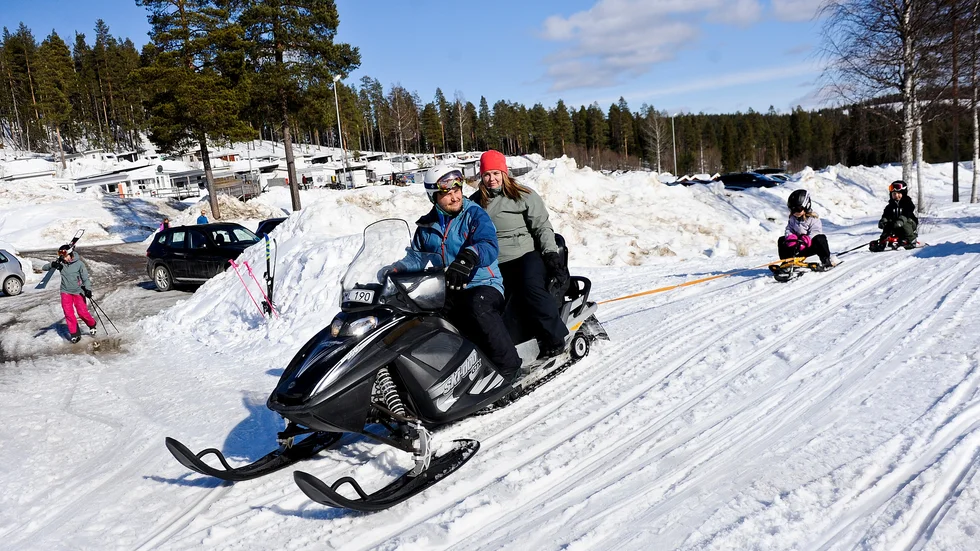 Familjen Carlsson med pappa Erik, mamma Elisabeth och barnen Nils och Märtha firade påsk på Storklinta skidcenter i Jörn.