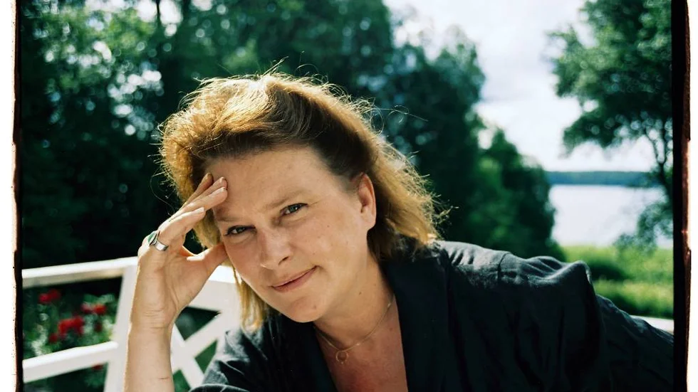 Gunilla Linn Persson berättar om Bernhard, Karl-Astrid och Eskil, om nålbrevsförsäljaren Skitliten Karlsson, hästen Höglund och många fler kring gården Glömskan.