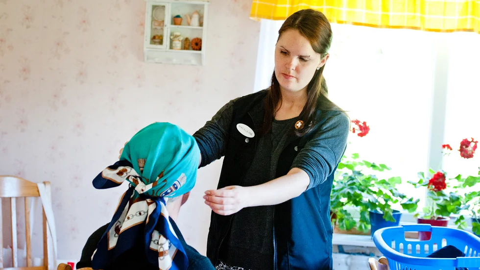 Att arbeta inom hemtjänsten är inget lätt jobb. Insändarskribenten föreslår en rad åtgärder för att höja yrkets status.