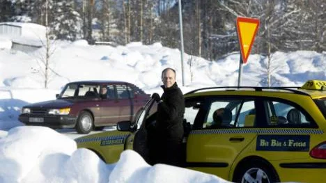 "Man har fått ta det lite extra försiktigt nu när plogvallarna skymt sikten", säger taxichauffören Niklas Silfweplatz. FOTO: Pär Bäckström