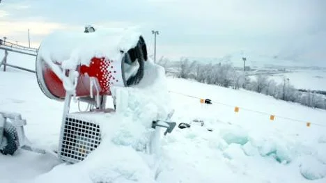Snökanonerna på Luossavaara frös fast och freestylegymnsisterna får fortsätta vänta på sin park. För den alpina klubben Kiruna BK är dock tålamodet med entreprenören Snöbolaget slut.FOTO: HANS STERNLUND