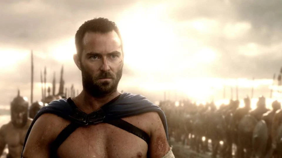 Till haaaavs. Sullivan Stapleton spelar generalen Themistokles i uppföljaren till "300". Den här gången står slaget mellan greker och perser till havs.