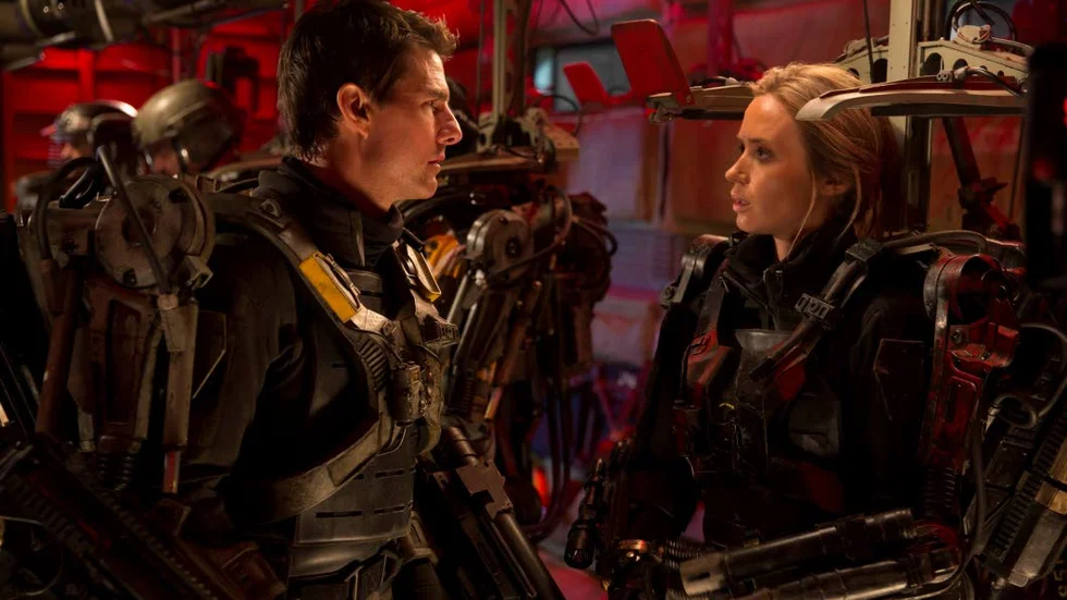 Tom Cruise och Emily Blunt slåss mot invaderande utomjordingar i omtagsäventyret "Edge of tomorrow".