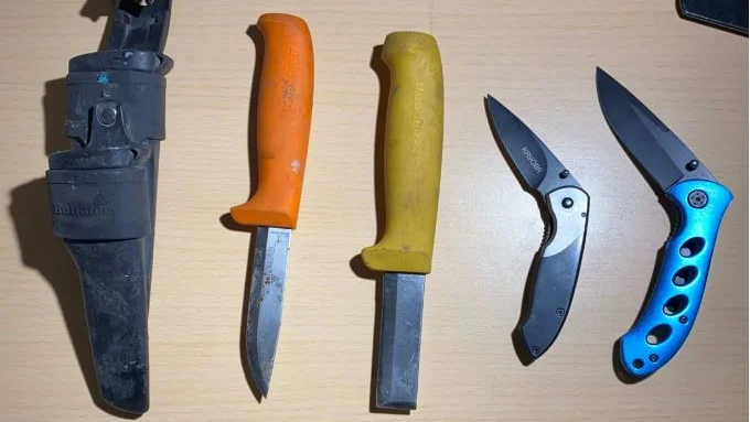 De här knivarna fanns i bilen som polisen stoppade.