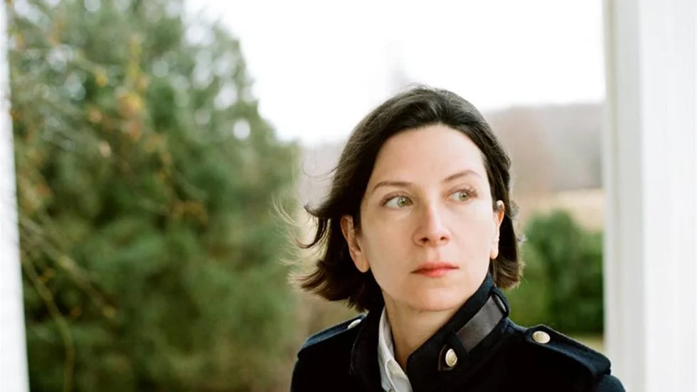 Donna Tartt, född 1963 och bosatt i New York. Hon debuterade 1992 med romanen "Den hemliga historien" -  en enorm succé som sålde över 5 miljoner exemplar och översattes till tjugotre språk.