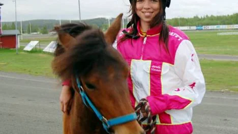 Pernilla Hiettanen, Boden, är med vid Elitloppet på Solvalla. Hon ska vara med i Lilla Elitracet för ponnyhästar. Här med hästen Mattinata.