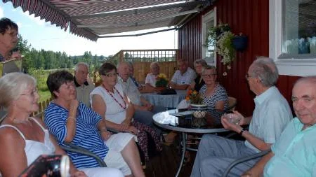 Else Larsson, Karin Isaksson, Birgitta Lindgren, Arne Sundberg, Inger Thörnlund, Carl-Erik Brännmark, Inga-Britt Nilsson, Erik Eriksson, Roland Nordqvist, Ingrid Larsson, Inga-Britt Johansson, magister Göte Blomstervall och Seth Sundberg. FOTO: Anette McMurry