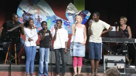 Syskonen Kunda och församlingsmusiker underhöll. Junior Kunda (bas), Claudine, Sarah och Cloé Kunda, Ida Bo-Sturesdotter Eriksson, Emanuel Kunda och Maria Jakobsson (piano).