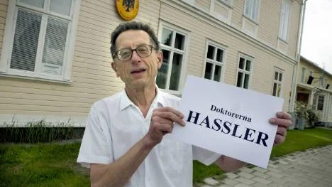 Luleåläkaren Leo Hassler fyller 70 år i morgon. Då är han inte längre Tysklands honorärkonsul i Luleå eftersom det finns en 70-årsgräns för titeln. Honorärskylten på huset kommer att bytas ut mot en som berättar att doktorerna Hassler finns där.